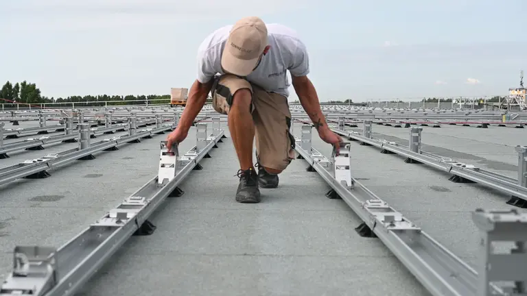 Projet photovoltaïque PanelClaw sur toiture de bâtiment professionnel