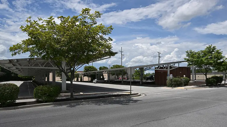 Ombrières photovoltaïques Sunfer sur un parking professionnel